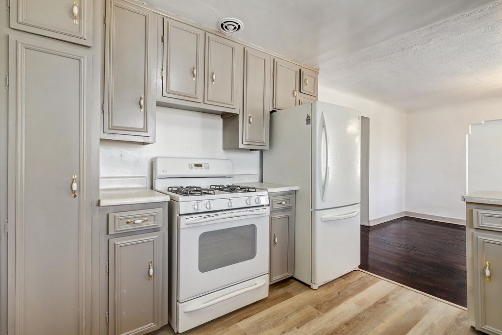 Image 12 of property listing at 1101 Pear Drive SW, Albuquerque, NM 87105