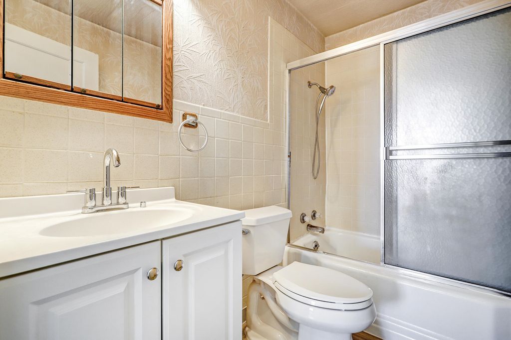 Image 15 of property listing at 1101 Pear Drive SW, Albuquerque, NM 87105