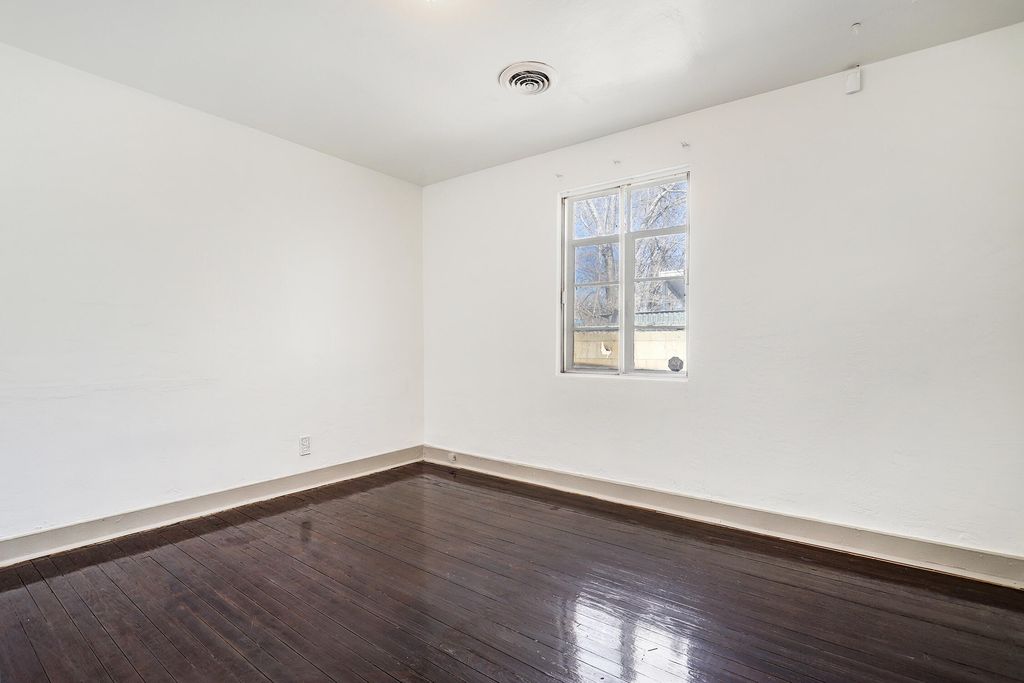 Image 16 of property listing at 1101 Pear Drive SW, Albuquerque, NM 87105