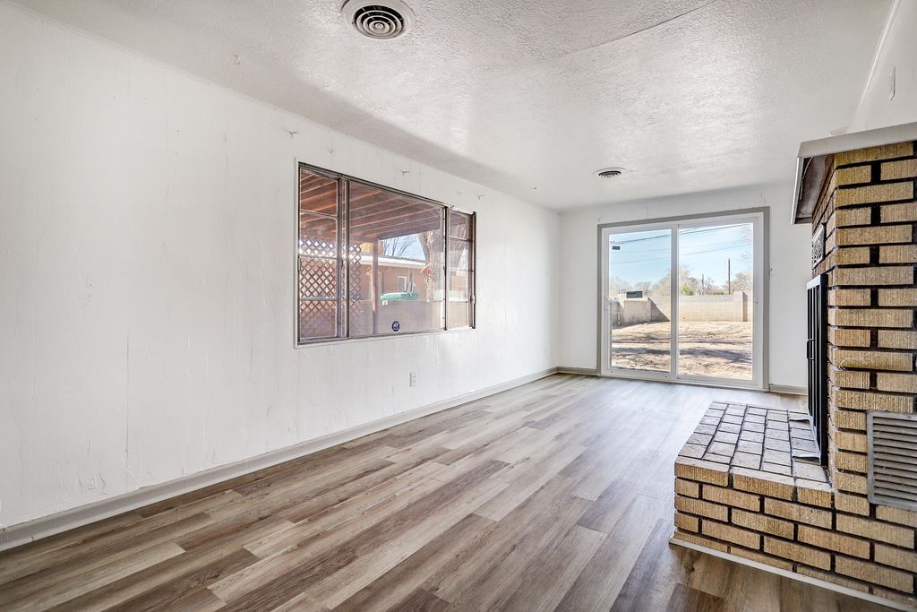 Image 22 of property listing at 1101 Pear Drive SW, Albuquerque, NM 87105