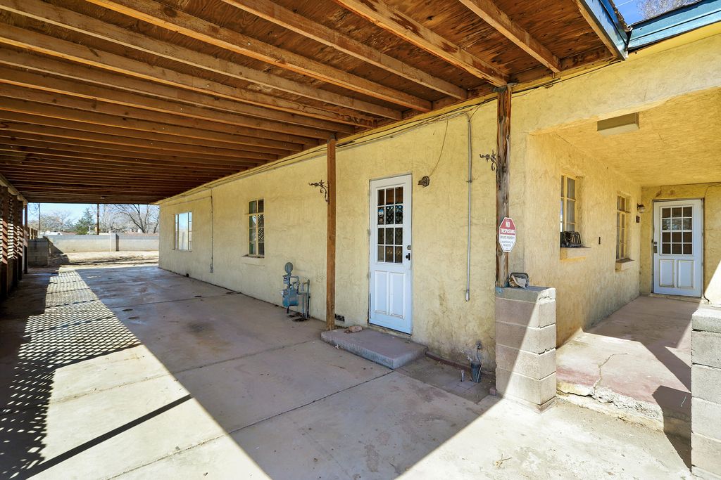 Image 25 of property listing at 1101 Pear Drive SW, Albuquerque, NM 87105