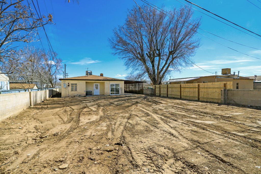 Image 27 of property listing at 1101 Pear Drive SW, Albuquerque, NM 87105