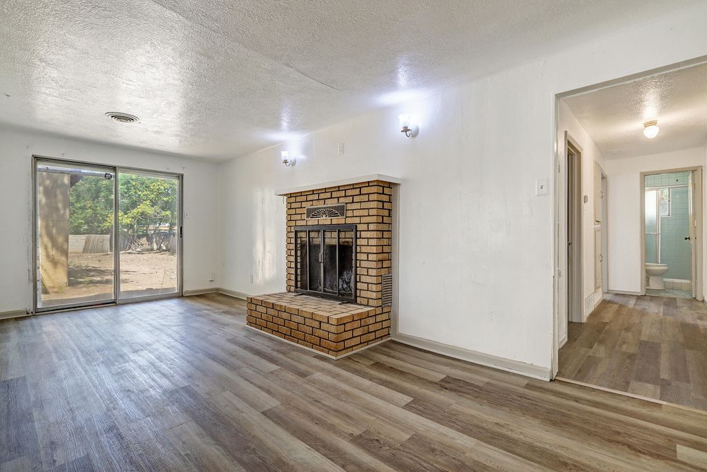 Image 4 of property listing at 1101 Pear Drive SW, Albuquerque, NM 87105