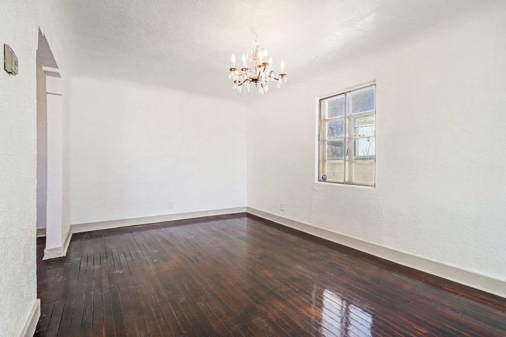 Image 5 of property listing at 1101 Pear Drive SW, Albuquerque, NM 87105