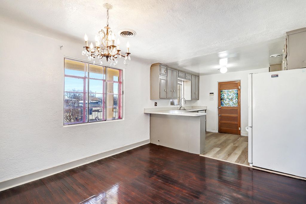 Image 7 of property listing at 1101 Pear Drive SW, Albuquerque, NM 87105