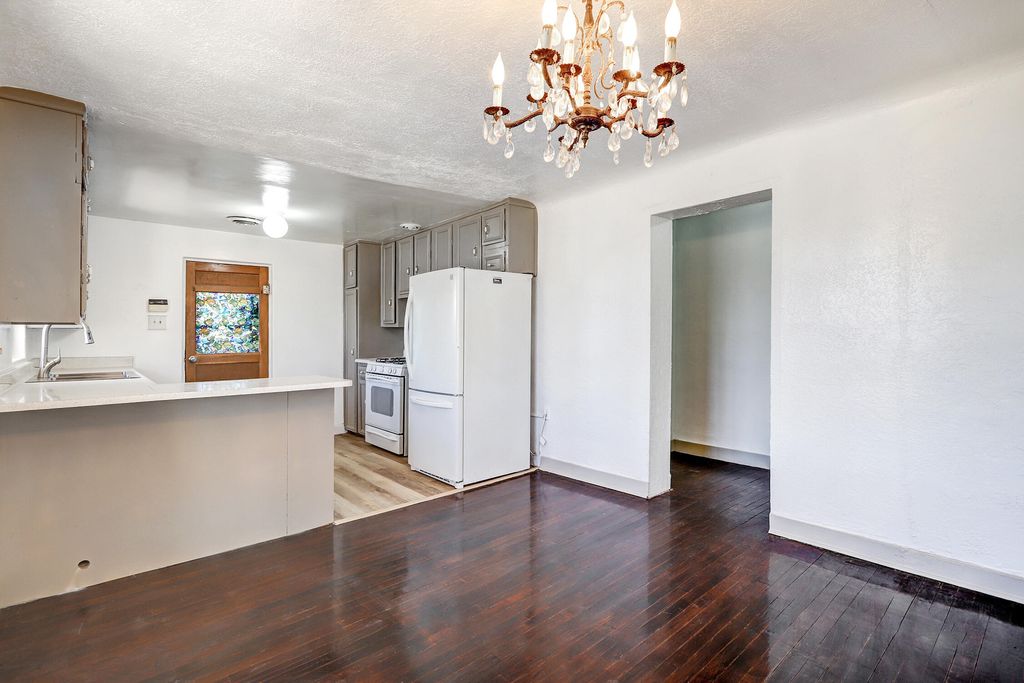 Image 8 of property listing at 1101 Pear Drive SW, Albuquerque, NM 87105