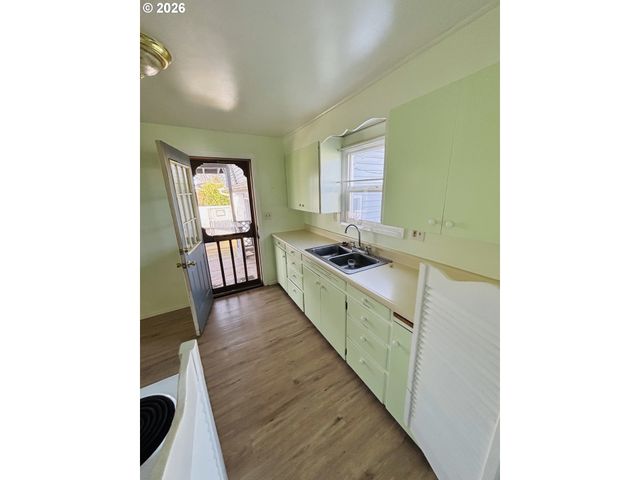 3800 E St, Springfield, OR 97478