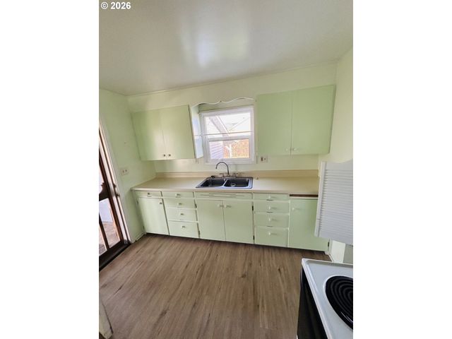 3800 E St, Springfield, OR 97478