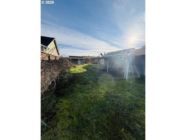 3800 E St, Springfield, OR 97478