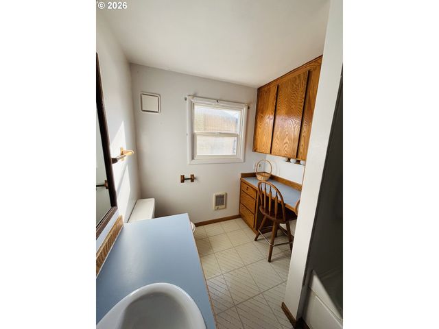 3800 E St, Springfield, OR 97478