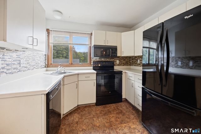 4 Winchester Court, Farmington, CT 06032