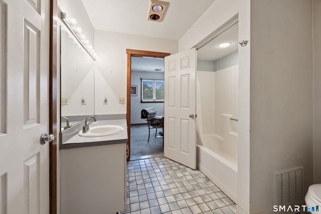 4 Winchester Court, Farmington, CT 06032