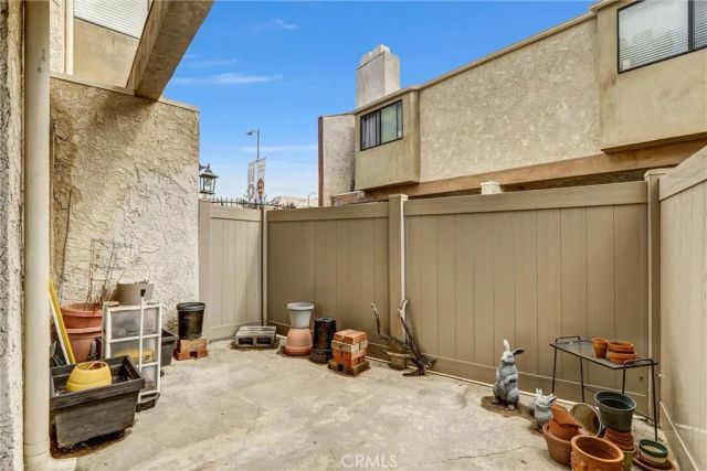 18242 Burbank Boulevard 8, Tarzana, CA 91356