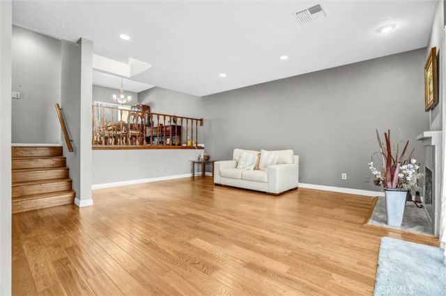 18242 Burbank Boulevard 8, Tarzana, CA 91356