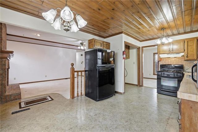 24801 E Cowherd Road, Blue Springs, MO 64015