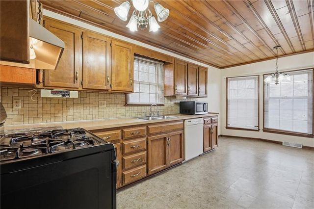 24801 E Cowherd Road, Blue Springs, MO 64015