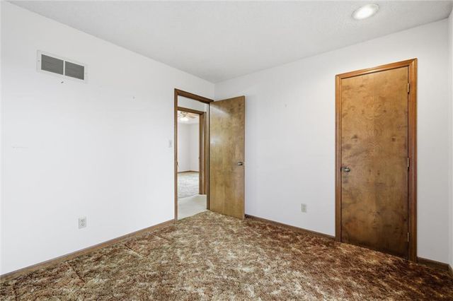 24801 E Cowherd Road, Blue Springs, MO 64015