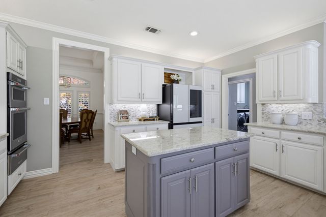 11812 Blue Creek Drive, Fort Worth, TX 76008