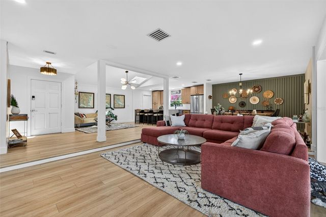 8450 FLAGSTONE DRIVE, Tampa, FL 33615
