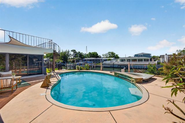 8450 FLAGSTONE DRIVE, Tampa, FL 33615