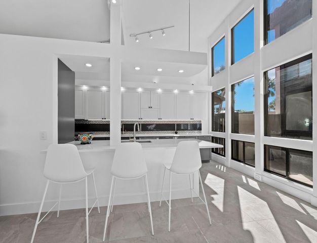 800 S BLVD OF THE PRESIDENTS 19, Sarasota, FL 34236