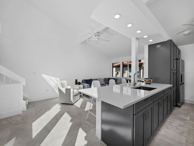 800 S BLVD OF THE PRESIDENTS 19, Sarasota, FL 34236