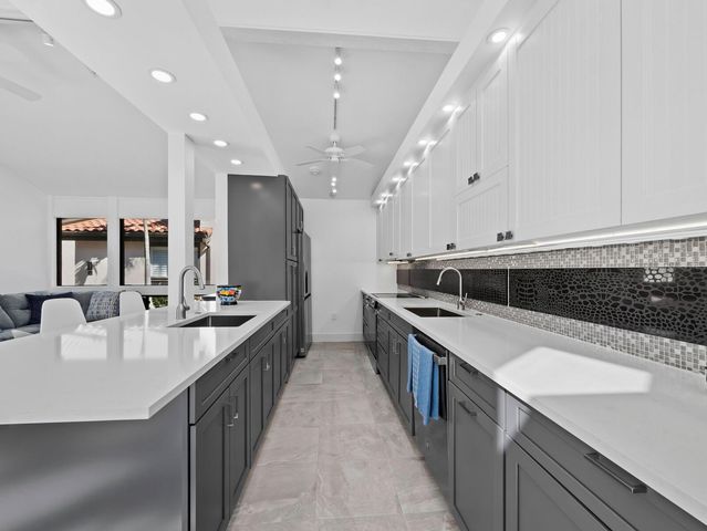 800 S BLVD OF THE PRESIDENTS 19, Sarasota, FL 34236