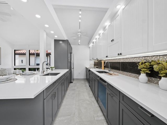 800 S BLVD OF THE PRESIDENTS 19, Sarasota, FL 34236