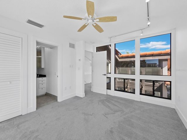 800 S BLVD OF THE PRESIDENTS 19, Sarasota, FL 34236