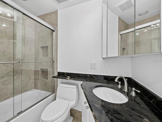 800 S BLVD OF THE PRESIDENTS 19, Sarasota, FL 34236