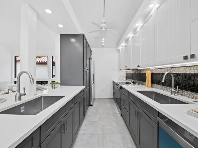 800 S BLVD OF THE PRESIDENTS 19, Sarasota, FL 34236