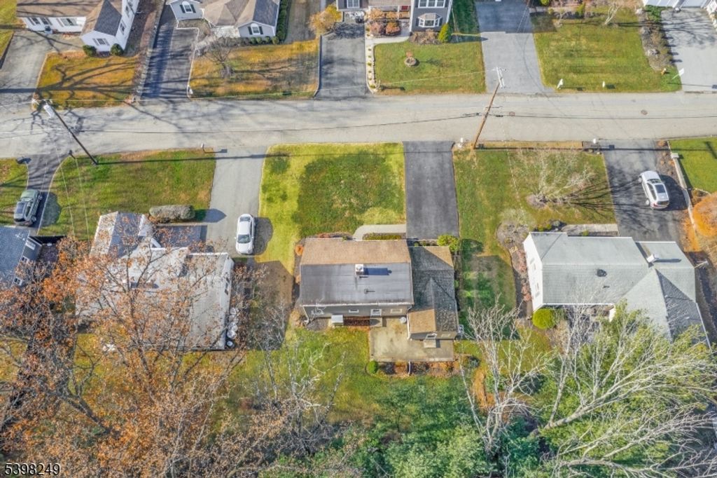 Image 31 of property listing at 45 MEMORY LANE, Denville Twp., NJ 07834