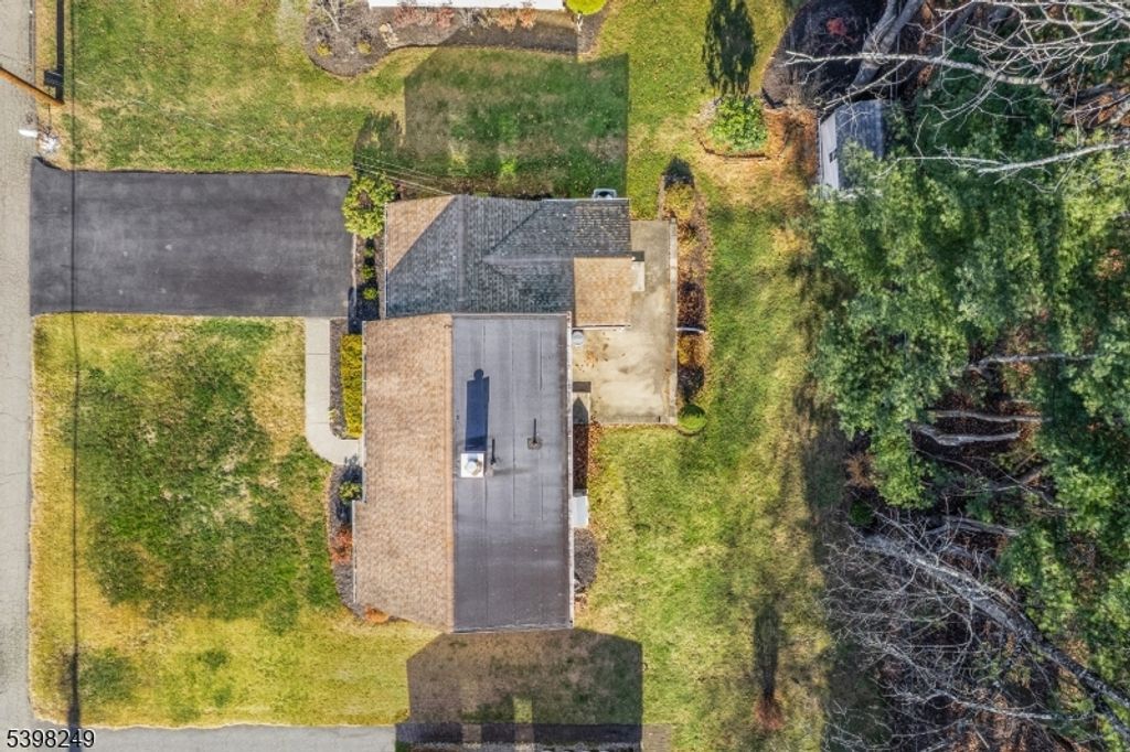 Image 33 of property listing at 45 MEMORY LANE, Denville Twp., NJ 07834