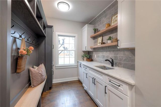 12113 Cherokee Street, Leawood, KS 66209