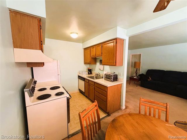 31842 Kelly Road, Roseville, MI 48066