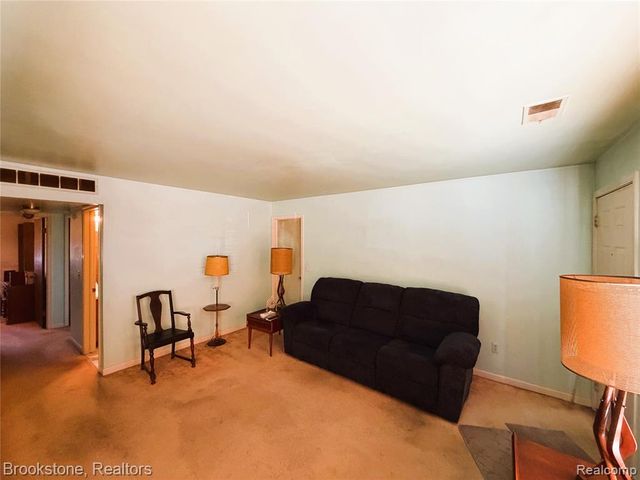 31842 Kelly Road, Roseville, MI 48066