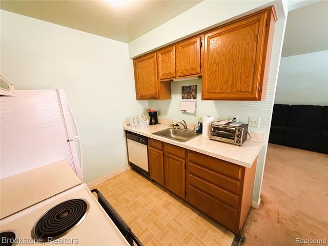 31842 Kelly Road, Roseville, MI 48066