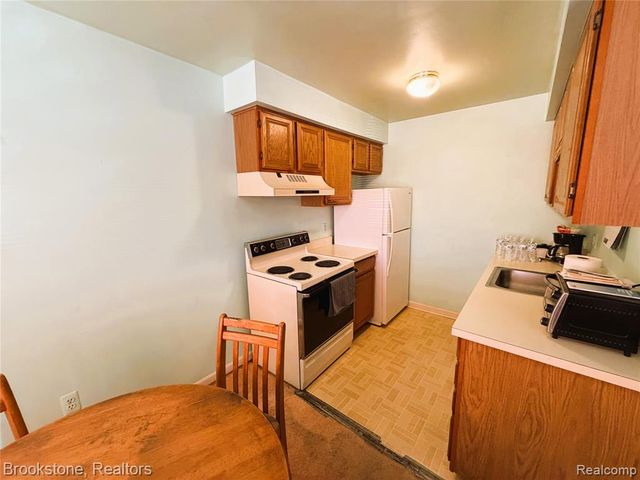 31842 Kelly Road, Roseville, MI 48066