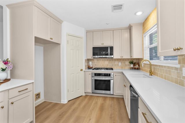 7 Amber Fire Place, The Woodlands, TX 77381