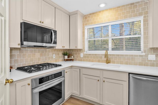 7 Amber Fire Place, The Woodlands, TX 77381