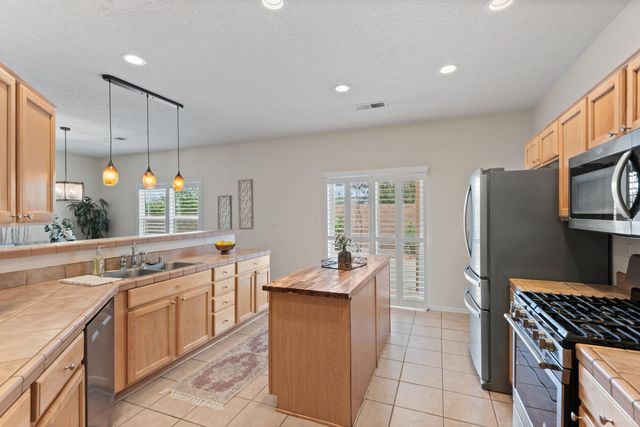 8915 Lochside Lane NE, Albuquerque, NM 87113