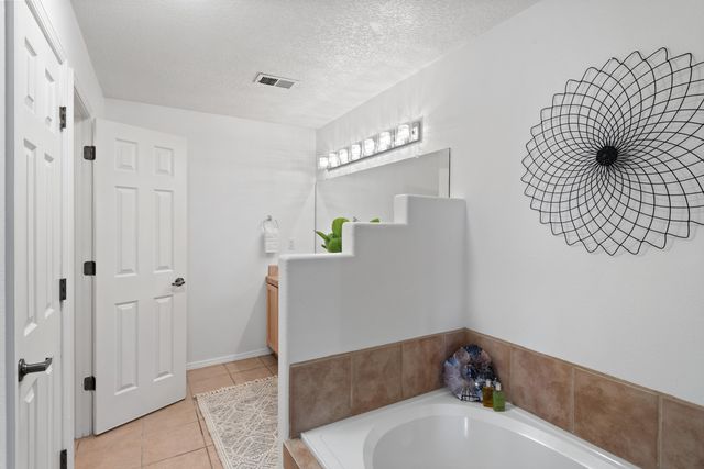 8915 Lochside Lane NE, Albuquerque, NM 87113