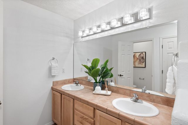 8915 Lochside Lane NE, Albuquerque, NM 87113