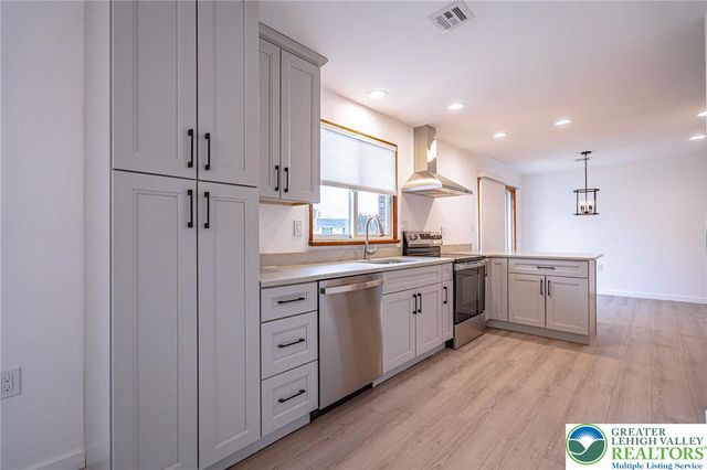 3442 Hickory Circle, South Whitehall Twp, PA 18103