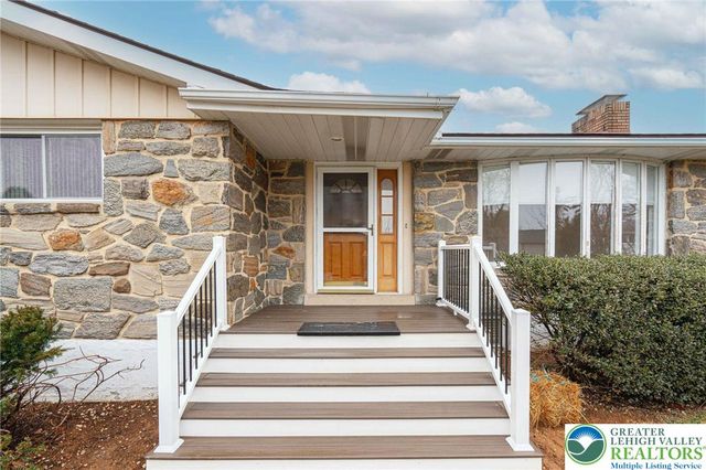 3442 Hickory Circle, South Whitehall Twp, PA 18103