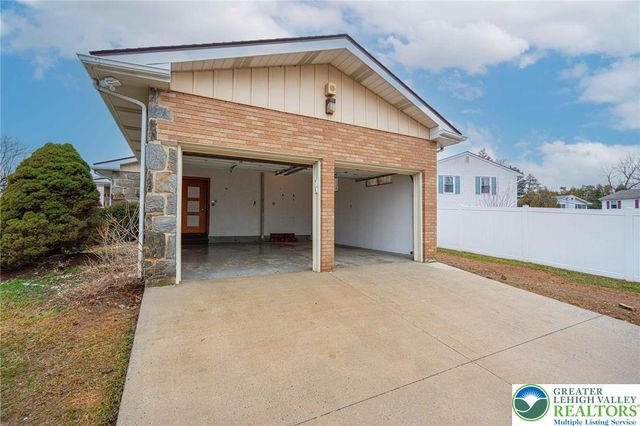 3442 Hickory Circle, South Whitehall Twp, PA 18103