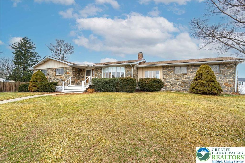 3442 Hickory Circle, South Whitehall Twp, PA 18103