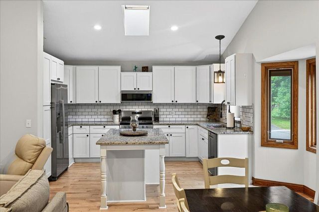 1222 Saddlebrook Lane, Woodbury, MN 55125