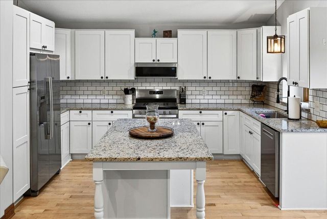 1222 Saddlebrook Lane, Woodbury, MN 55125
