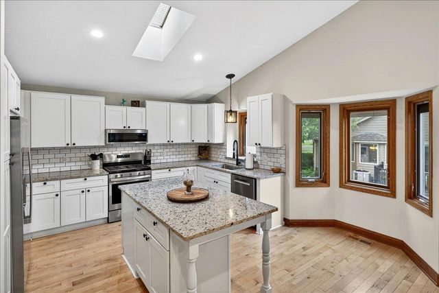 1222 Saddlebrook Lane, Woodbury, MN 55125